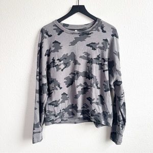 Fabletics Gray Camo Crewneck Pullover Sweatshirt Women’s Size Medium